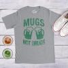 Mens Mugs Not Drugs Funny Drinking T-Shirt Beer Party Bar Tee(Heather Black)
